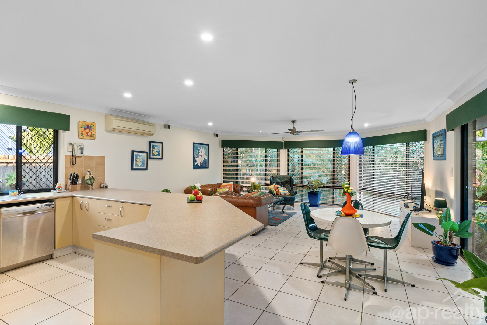 10 Lonsdale Close, Parkinson, QLD 4115 AUS